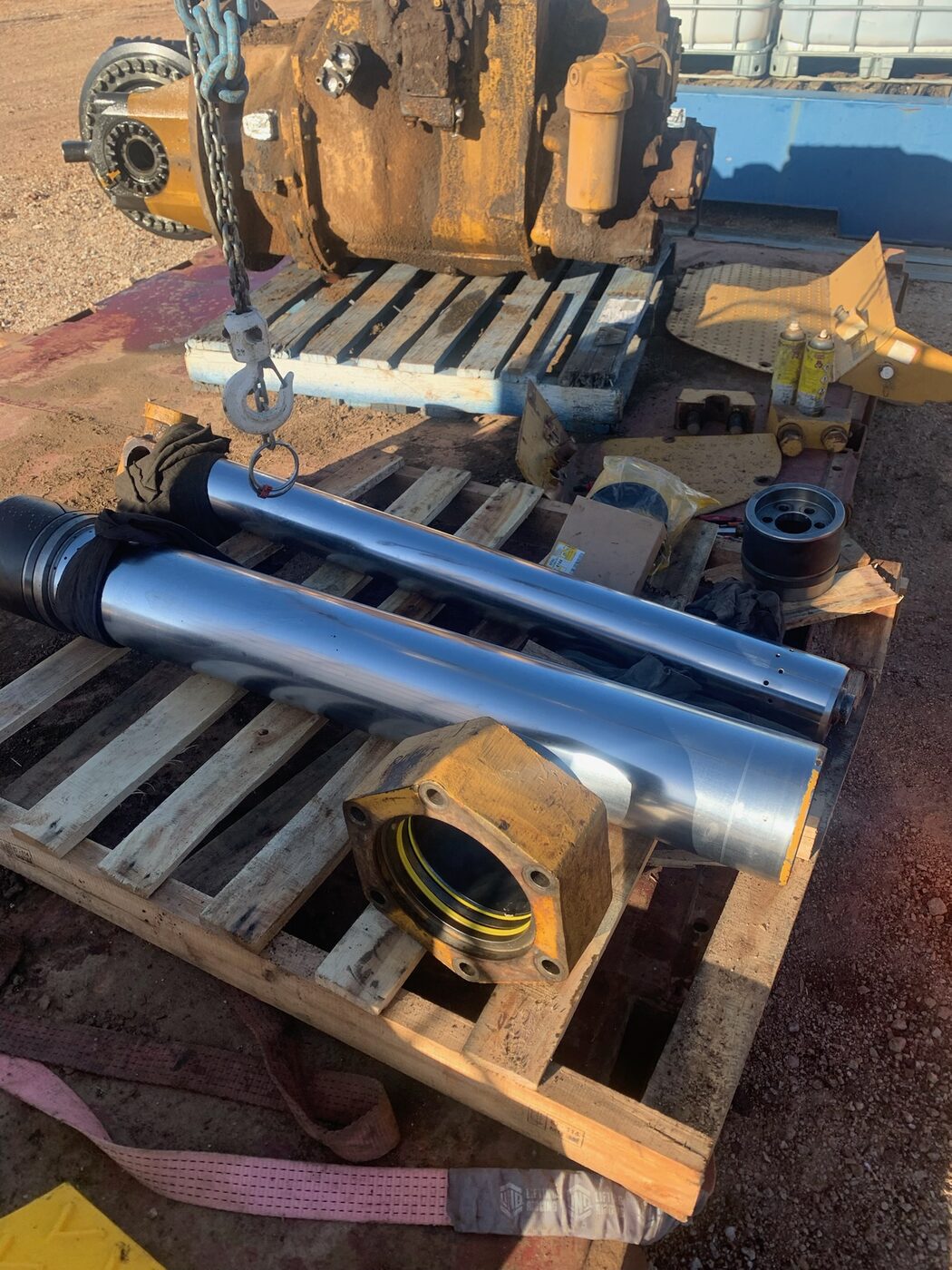 Heavy machine hydraulic cylinders and components